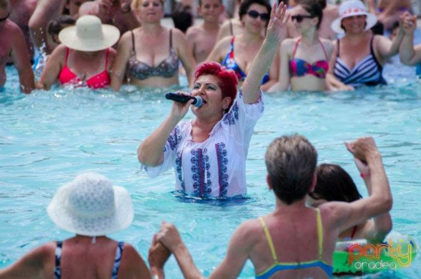 VIDEO / Primele declaraţii ale artistei care a cântat în piscină îmbrăcată în costum popular: "Mă filmam şi sub fustă"
