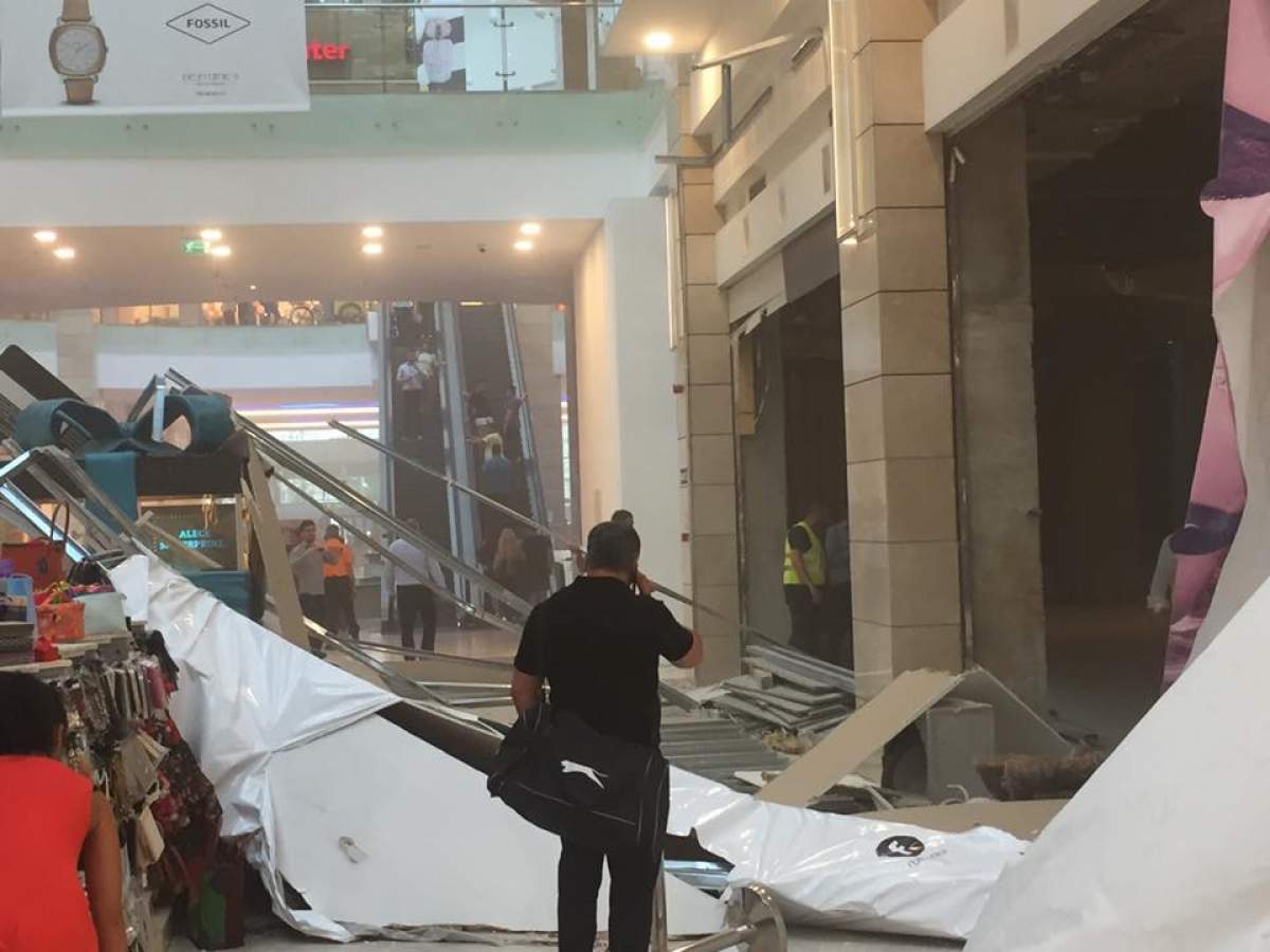 FOTO / Panică într-un mall din București! Un perete s-a prăbușit