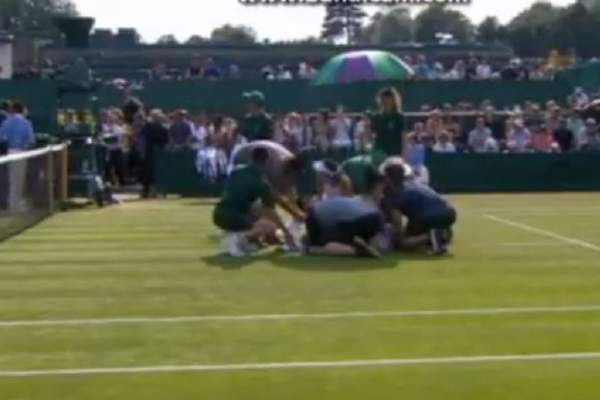 VIDEO / Momente ȘOCANTE la meciul Soranei de la Wimbledon! A fost scoasă pe TARGĂ