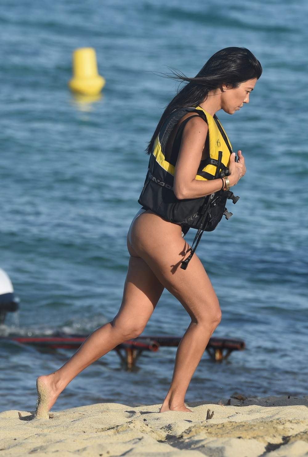FOTO / Kourtney Kardashian, cu fesele şi sânii dezgoliţi pe skijet. Are 38 de ani şi 3 copii, dar se ţine bine