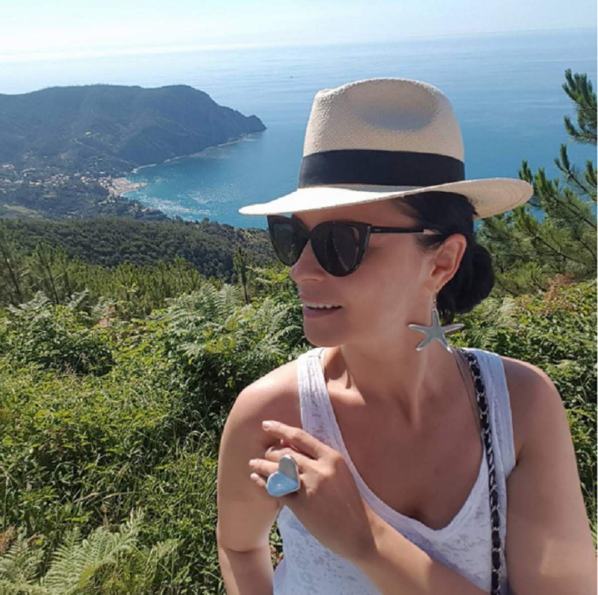 FOTO / După ce a "scăpat" poza cu bărbatul misterios alături de care e în vacanţă, Andreea Marin a avut parte de o surpriză