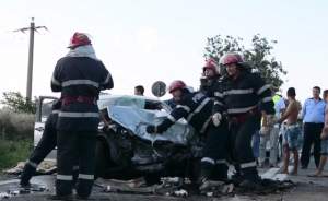 VIDEO / Teribilist la volan! 5 tineri sunt în stare gravă după ce şoferul a intrat cu maşina direct sub un TIR