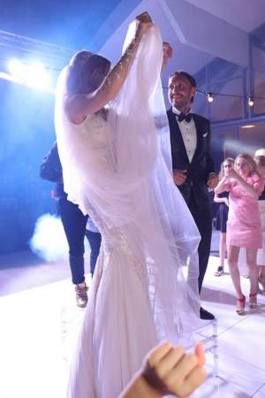 VIDEO / Imagini spectaculoase de la nunta Crinei Abrudan! Ce rochie a purtat mireasa