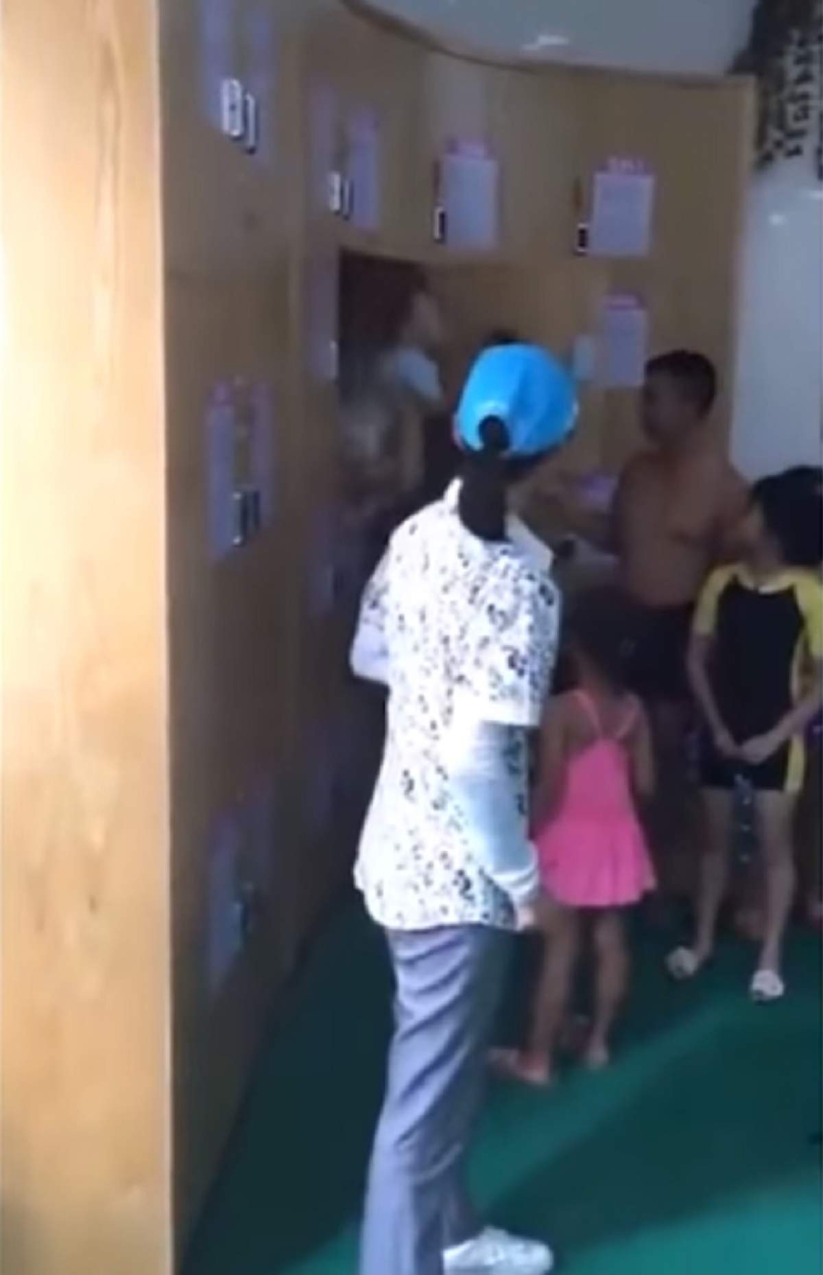 VIDEO / Şi-au încuiat copilul de 1 an în dulap ca să nu plătească bilet la piscină. Halucinant ce a urmat, în timp ce părinţii se bălăceau