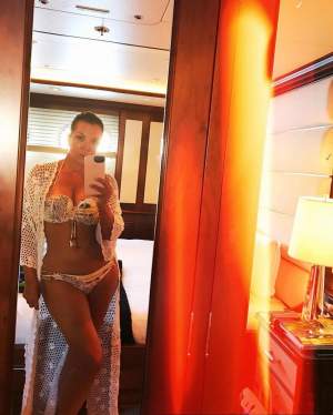 FOTO / Mama surorilor Kardashian, poză incendiară în bikini! La 61 de ani, arată mai bine decât celebrele fiice