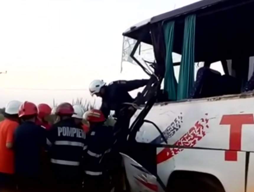 VIDEO / Accident violent între un autocar şi un microbuz! Planul roşu de intervenţie a fost ACTIVAT: doi morţi, 10 răniţi