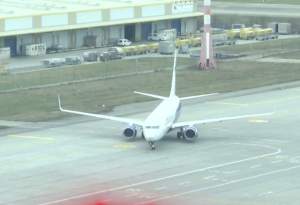 VIDEO / Clipe de groază pentru 150 de români aflaţi la bordul unui avion! Aeronava a aterizat de urgenţă la scurt timp de la decolare