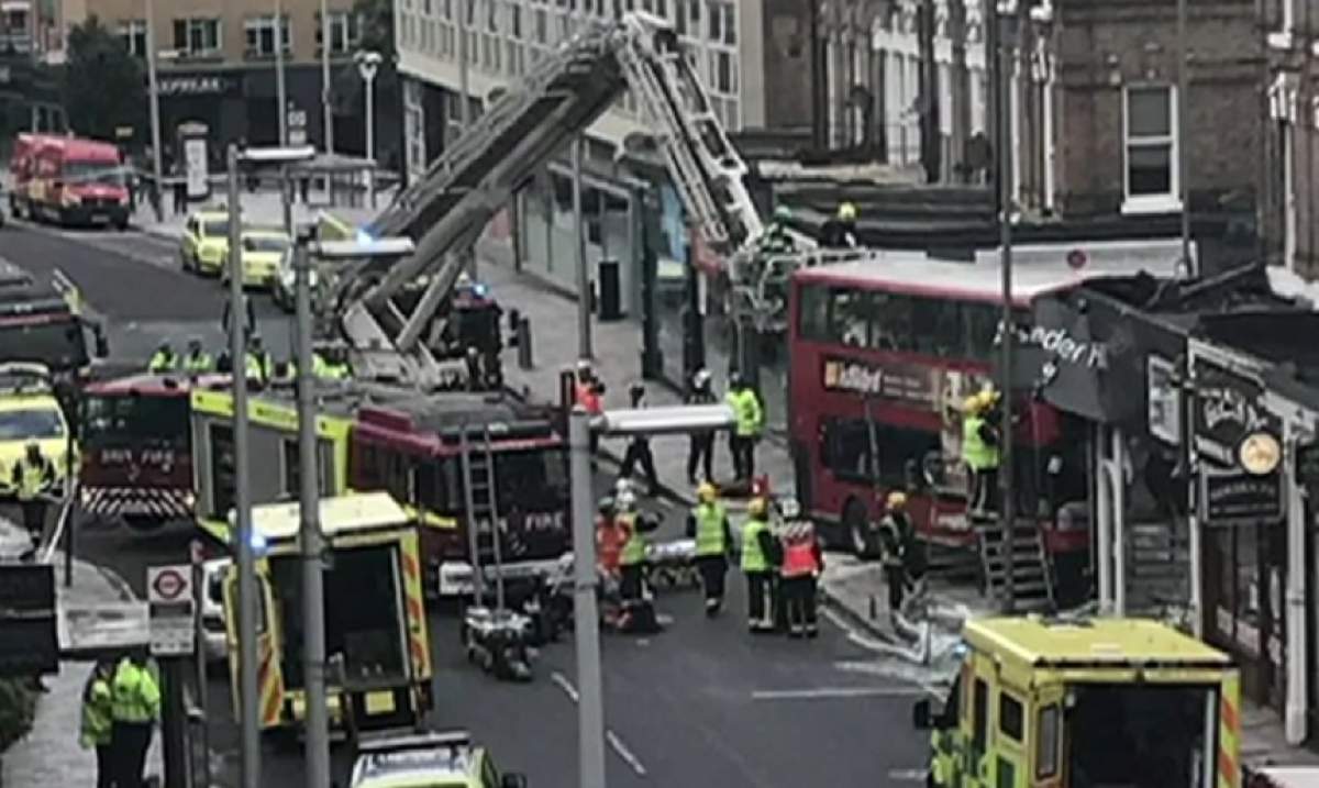 VIDEO / Alertă în Londra. Un autobuz a intrat în plin într-un magazin, iar doi oameni au rămas încarceraţi: "E sânge peste tot"