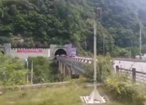 VIDEO / Carnagiu pe şosea! Cel puţin 36 de morţi şi 13 răniţi, după ce un autocar s-a izbit de un tunel