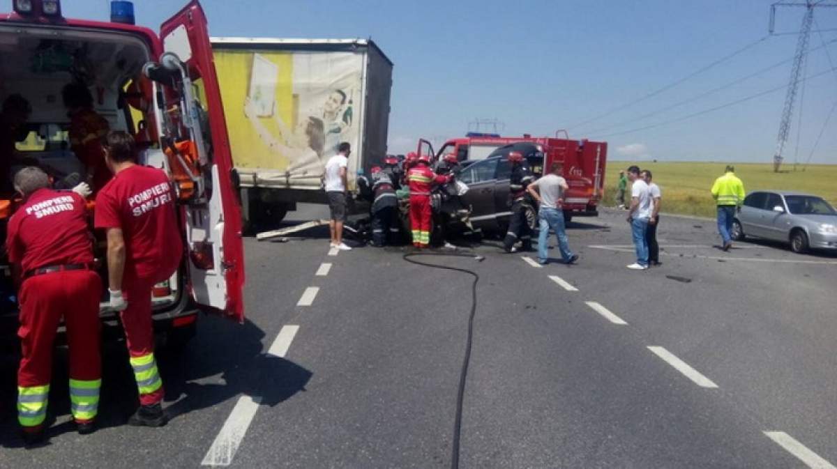 Accident violent pe DN1! Circulaţia e oprită, după ce un tir şi o maşină s-au ciocnit frontal