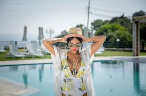 FOTO / Margherita, pictorial de "4 stele" în piscină! Costumul de baie sexy i-a scos în evidenţă formele voluptoase