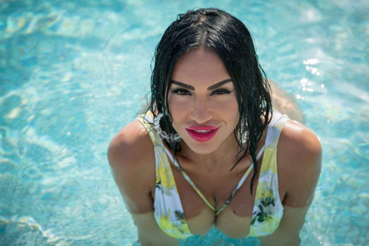 FOTO / Margherita, pictorial de "4 stele" în piscină! Costumul de baie sexy i-a scos în evidenţă formele voluptoase
