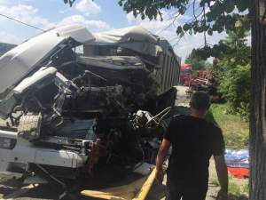 VIDEO / Imagini de coşmar, după un accident mortal! Un camion şi o automacara s-au ciocnit violent