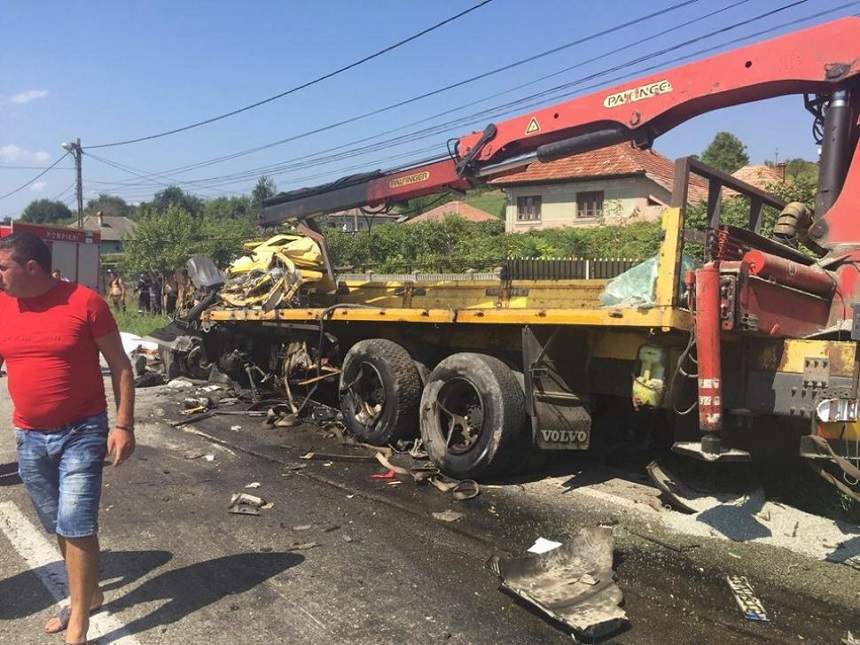 VIDEO / Imagini de coşmar, după un accident mortal! Un camion şi o automacara s-au ciocnit violent