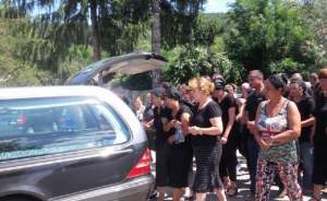 FOTO / Eroul din Mangalia a fost înmormântat. Jale şi durere când sicriul lui Adrian Ciureanu a fost coborât în mormânt