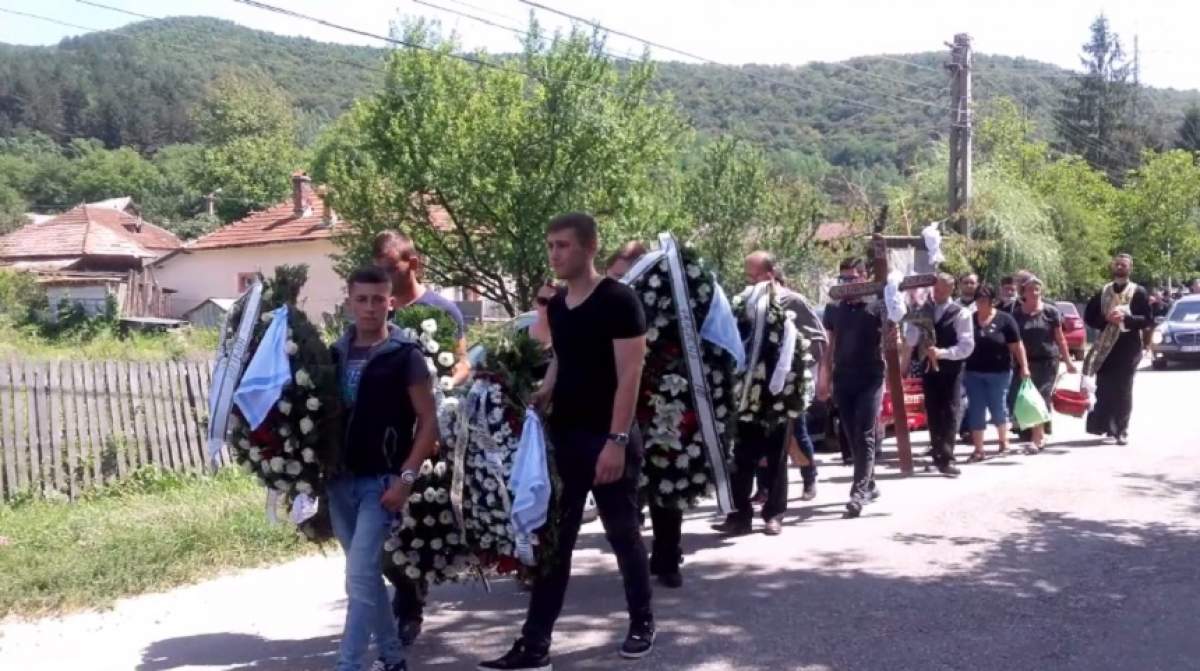 FOTO / Eroul din Mangalia a fost înmormântat. Jale şi durere când sicriul lui Adrian Ciureanu a fost coborât în mormânt