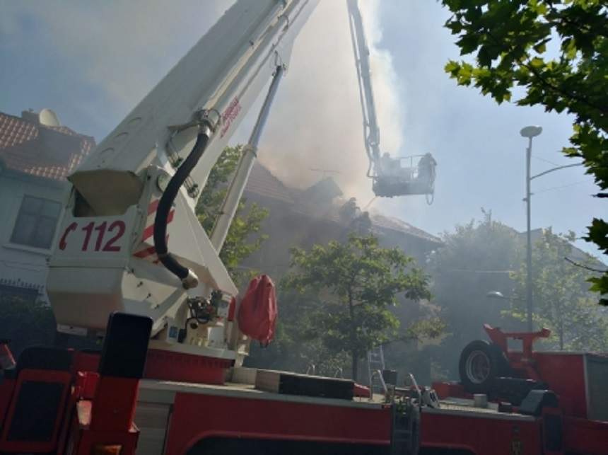 FOTO / Incendiu puternic în Bucureşti! Autorităţile se luptă cu flăcările, după ce o vilă a luat foc