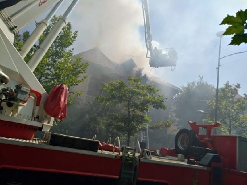FOTO / Incendiu puternic în Bucureşti! Autorităţile se luptă cu flăcările, după ce o vilă a luat foc