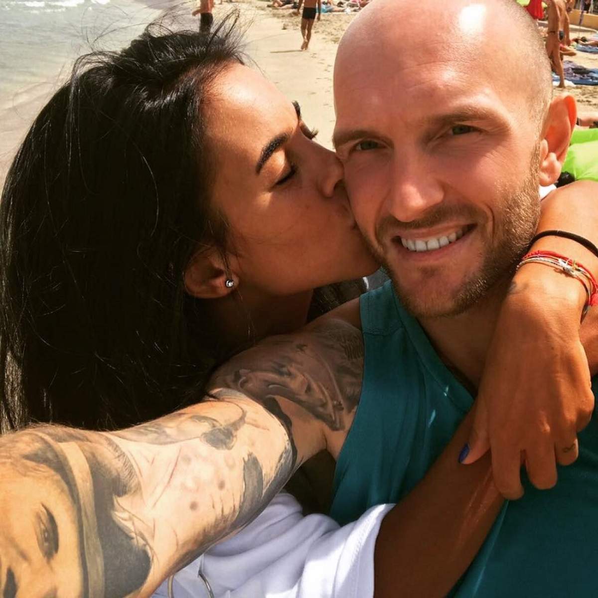 VIDEO / Soţia lui Cătălin Bordea, provocatoare într-un costum de baie sexy! Coprezentatorul lui Capatos nu s-a putut stăpâni la o terasă şi a făcut ASTA