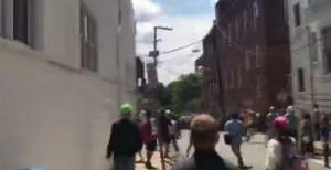 VIDEO / E stare de alertă! Un om a murit, iar alţi 19 au fost răniţi, după ce o maşină a intrat în mulţime