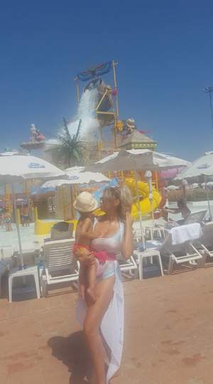 Sânziana Buruiană a pozat sexy la piscină şi cu fiica ei în braţe! Detaliul ruşinos pe care nu l-a putut ascunde