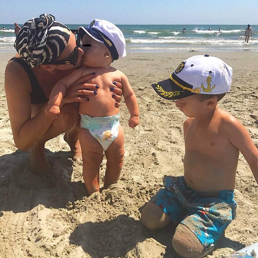FOTO / Claudia Pătrășcanu, gest controversat cu copiii ei pe plajă! Mămicile i-ar putea sări în cap