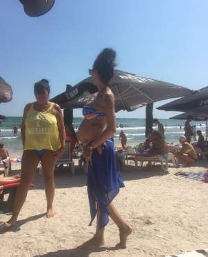 FOTO / "Pantera Neagră" și scos burtica imensă de gravidă la plajă! Imagini rare cu brunetă și mama sa