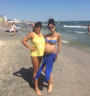 FOTO / "Pantera Neagră" și scos burtica imensă de gravidă la plajă! Imagini rare cu brunetă și mama sa