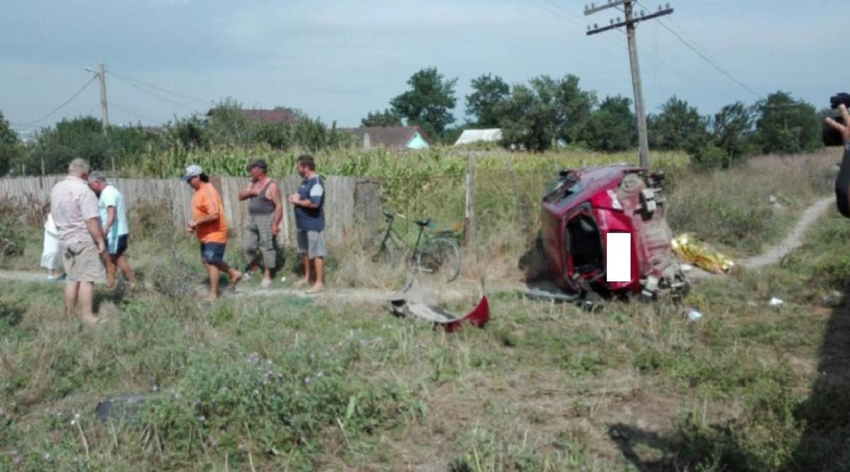 FOTO / Accident grav între o maşină şi un tren în Tuzla. Un bărbat a murit după ce a fost proiectat prin parbriz şi strivit de autoturism