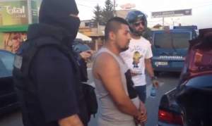 VIDEO / Le-a scos figurile din cap. S-a aflat cine este motociclistul care i-a bătut pe cei trei romi, după ce l-au şicanat în trafic