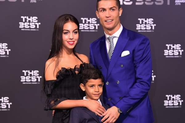 Bombă în fotbal! Iubita lui Cristiano Ronaldo a fost abandonată de părinţi!