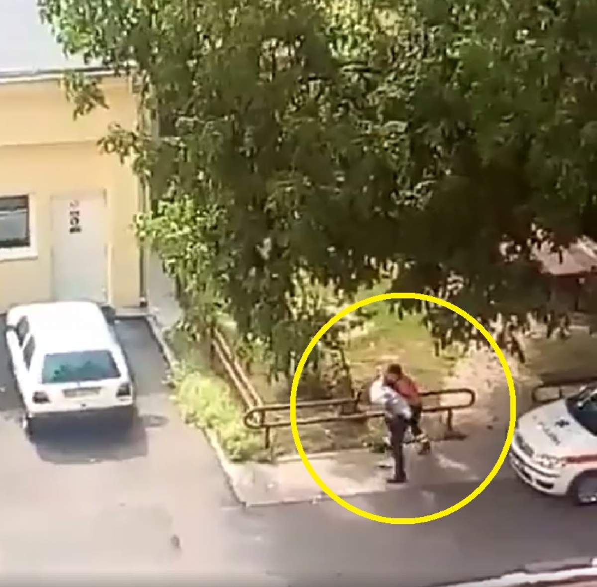 Şocant! Un poliţist din Satu Mare şi-a bătut soţia în stradă! Scene halucitante, filmate pe ascuns
