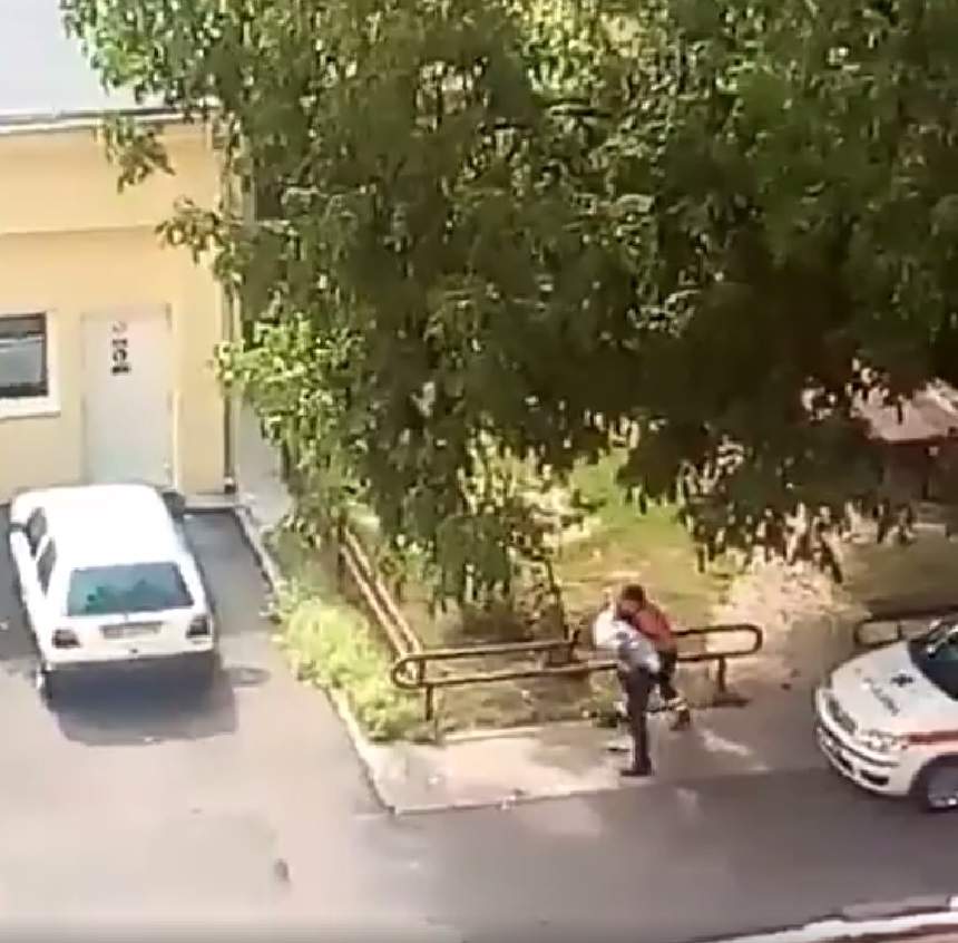 Şocant! Un poliţist din Satu Mare şi-a bătut soţia în stradă! Scene halucitante, filmate pe ascuns