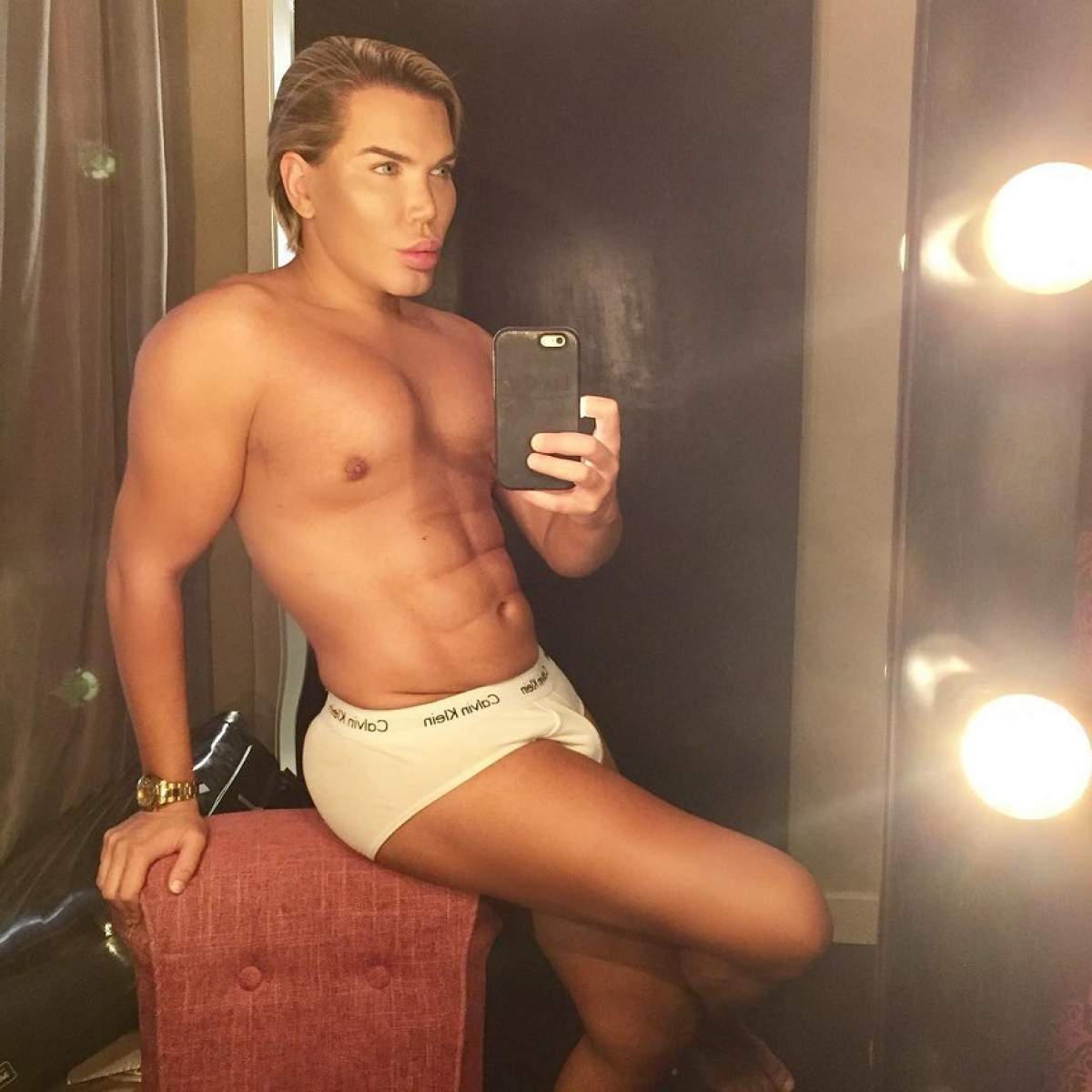 FOTO / Să fii frumos e... "meserie" grea. Păpușa KEN s-a reprofilat. Din ce scoate bani Rodrigo Alves