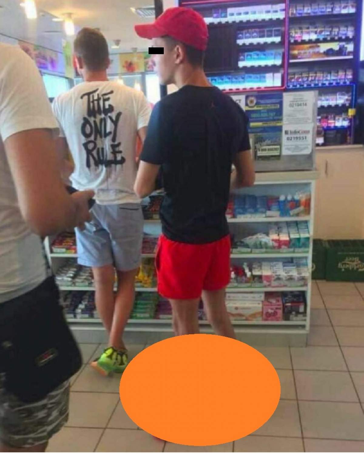 FOTO / Şoc în supermarket! Când au văzut cum este încălţat acest tânăr, toţi oamenii şi-au dat coate