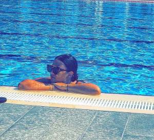 FOTO / După ce a devenit mai "pusfoasă" în vacanţă, Betty Salam s-a pozat la piscină. Fata lui Florin Salam este pusă pe gânduri