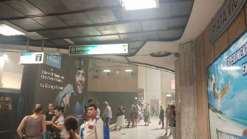 Panică la metrou! Stația Piața Victoriei, cuprinsă de fum