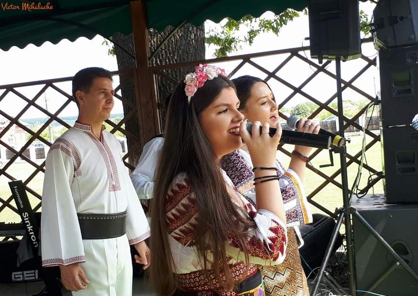 FOTO / Anamaria Rosa s-a logodit? Fiica lui Aurelian Preda îşi etalează mândră inelul