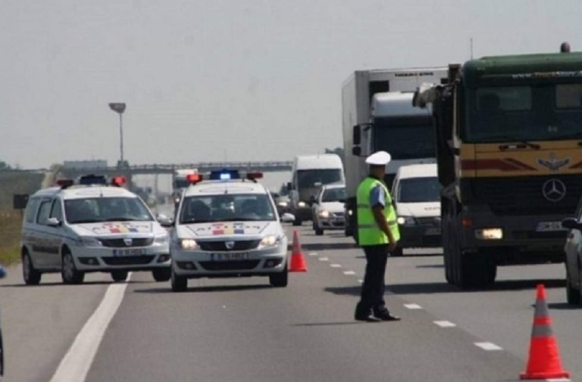 Trafic blocat pe Autostrada Soarelui! O maşină s-a răsturnat şi a luat foc