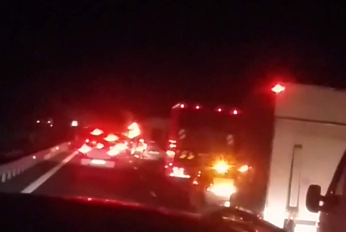 VIDEO / Un nou incendiu pe Autostrada Soarelui! O maşină a ieşit în flăcări dintr-o benzinărie