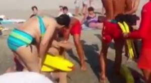 VIDEO / Scene de groază la malul mării! Un bărbat a fost scos inconştient din valurile periculoase