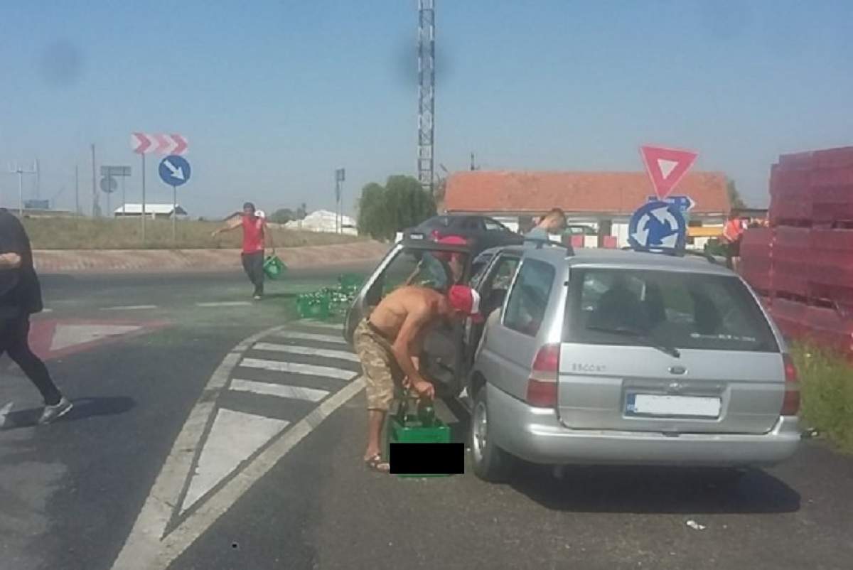 FOTO / Incredibil! Ce reacţie au avut românii, când un tir s-a răsturnat! Le-a adus "bucurie" foarte mare