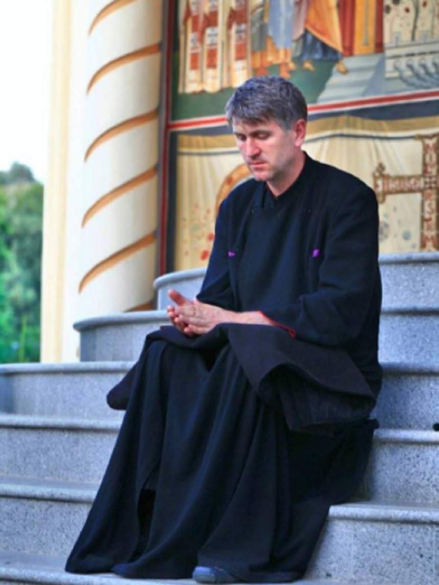 FOTO / Cristian Pomohaci NU renunță la hainele de preot, deși a fost caterisit! Cum a fost surprins