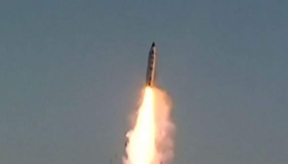 O rachetă lansată de Coreea de Nord, aproape să doboare un avion cu 323 de persoane la bord!