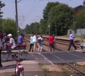 FOTO / Mama care s-a aruncat în fața trenului împreună cu cele trei fiice, condusă pe ultimul drum