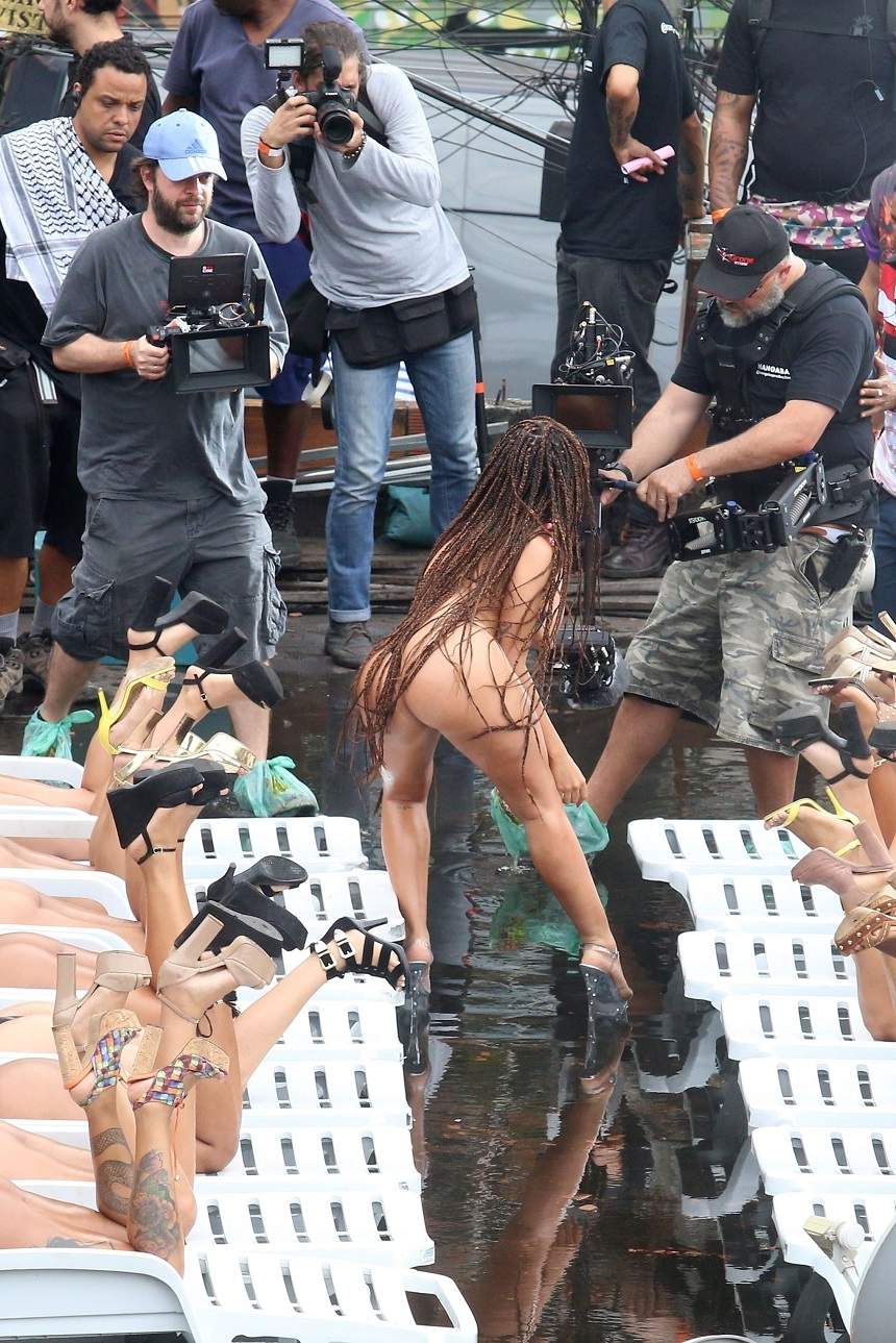 FOTO / Scene ca pentru filmele de adulți! O focoasă braziliancă face senzație într-un costum de baie minuscul