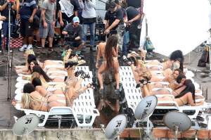 FOTO / Scene ca pentru filmele de adulți! O focoasă braziliancă face senzație într-un costum de baie minuscul