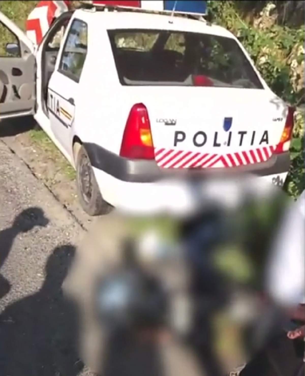 VIDEO / Un motociclist a fost rănit chiar de maşina Poliţiei! Bărbatul prins sub fiare țipa după ajutor