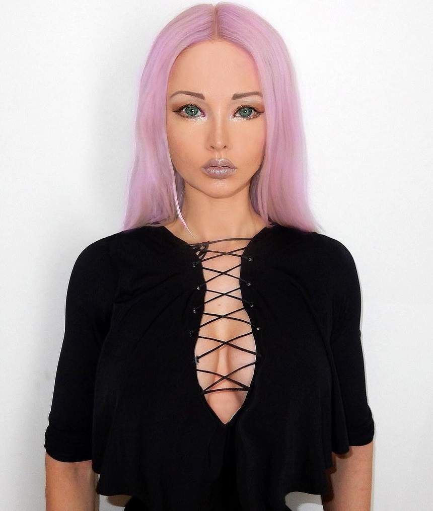 FOTO / Îţi mai aminteşti de Valeria Lukyanova, păpuşa Barbie care a şocat cu operaţiile estetice? Ce s-a ales de ea şi cum a ajuns să arate