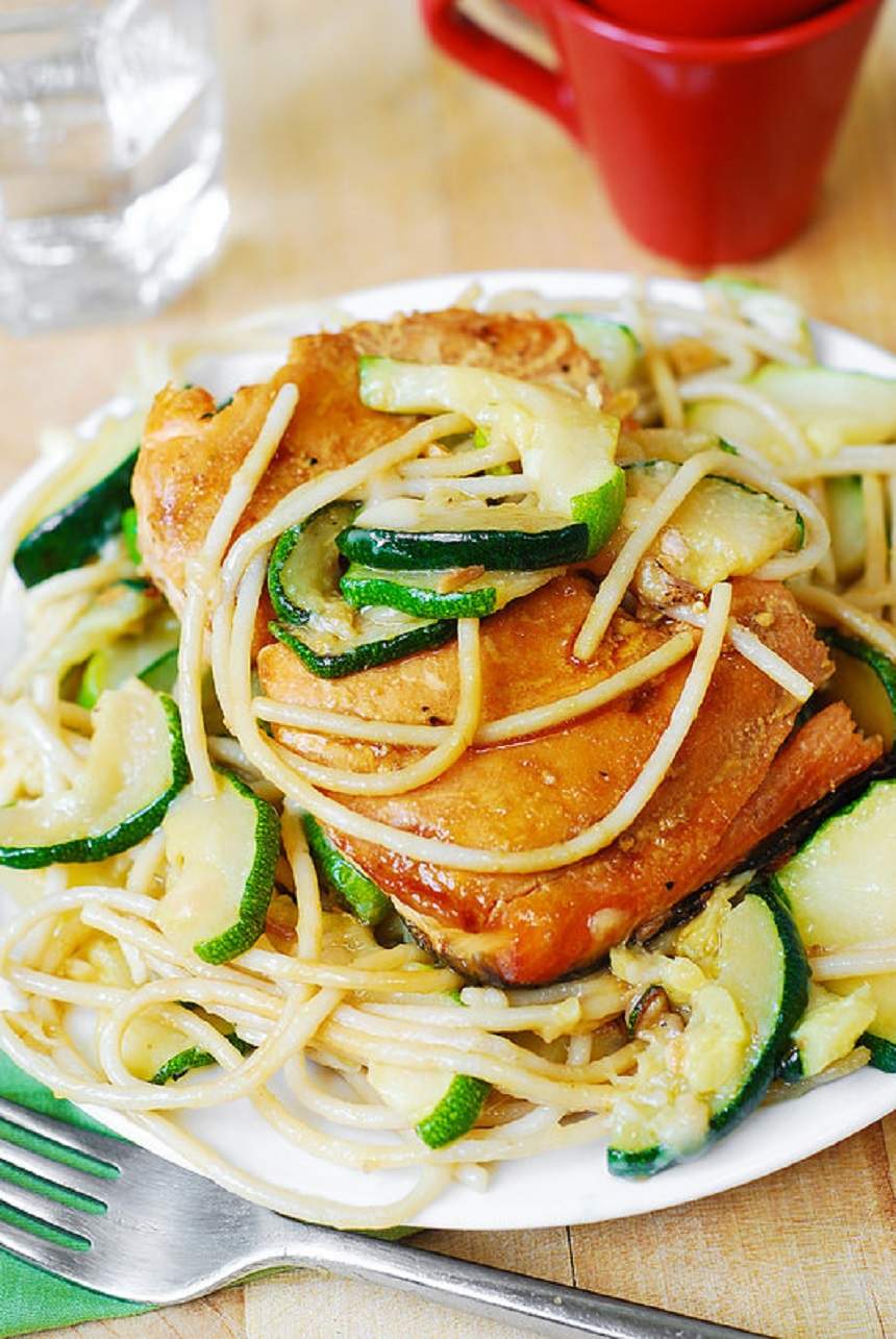 File de somon cu paste şi zucchini